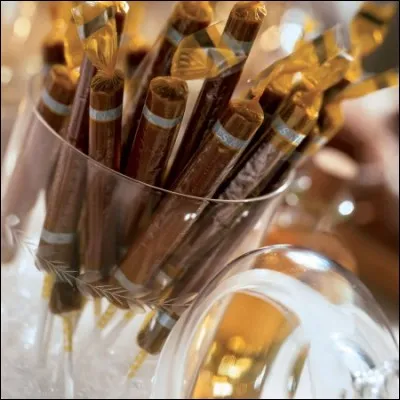 Petite sucette ronde et longue, aimée des amateurs de caramel, elle nous vient de Quiberon, c'est ...