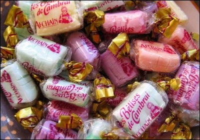 Quelle est la spécialité de Cambrai, un bonbon fabriqué par erreur par le jeune apprenti Emile Afchain ?