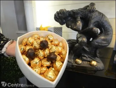 A Montargis une friandise composée d'une coque de nougatine, fourrée au praliné et trempée dans du chocolat noir, porte un nom bizarre. Quel est-il ?