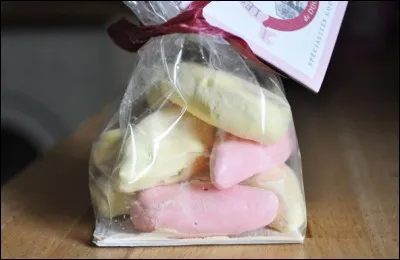 Des couleurs pastels pour une grosse amande enrobée d'une coque de sucre royal, qui cache une délicieuse composition de praliné. C'est une spécialité de Dijon qui s'appelle ...