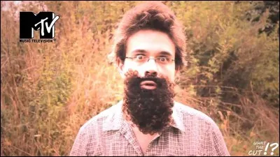 Dans quelle « What the Cut !? » voit-on Antoine avec une longue barbe faire une tête étrange ?