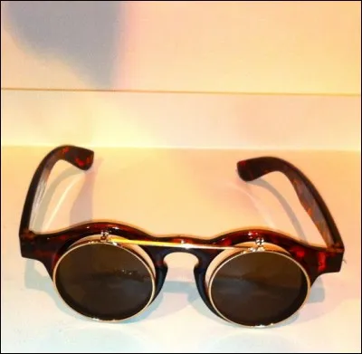 Apr&egrave;s avoir abandonn&eacute; ses parent, Sophie, de retour dans les cit&eacute;s perdues, doit aller se pr&eacute;senter au cabinet d'Elwin afin d'&ecirc;tre auscult&eacute;e. Cependant, &agrave; cause de ses s&eacute;jours hospitaliers qui n'&eacute;taient pas avares de machines &eacute;lectriques et en aiguilles aiguis&eacute;es, la t&eacute;l&eacute;pathe a la phobie des m&eacute;decins.Pour la convaincre, Fitz va lui proposer un march&eacute; . De quoi s'agit-il ?