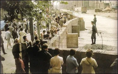 En quelle année le pouvoir communiste d'Allemagne de l'Est construit-il un mur autour de Berlin-Ouest pour stopper la fuite de ses habitants ?