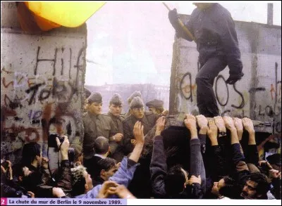 En quelle année une révolution entraîne-t-elle la chute du mur de Berlin et de la dictature communiste d'Allemagne de l'Est ?