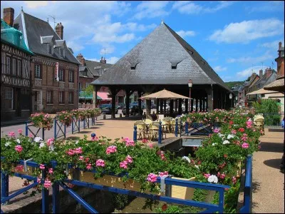 La petite commune authentique de Clères se situe dans l'actuelle région Normandie et plus précisément dans quel département ?