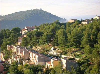 Votre patron vous a offert un voyage à Cantaron pour vous remercier de votre efficacité au travail, mais où se trouve ce village ?