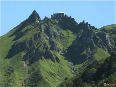 Comment se nomme cette montagne dominante de l'Auvergne ?