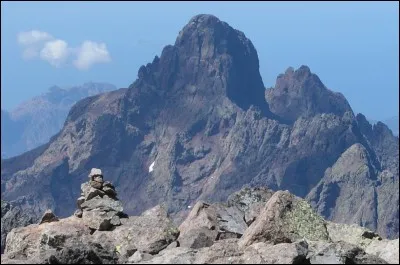 Comment se nomme la montagne dominante de la Corse ?