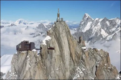 Quelle est l'altitude de ce pic, l'aiguille du Midi ?