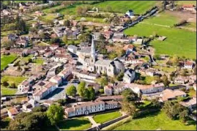 Nous reprenons de l'altitude en survolant l'ancienne commune Deux-Sévrienne de Saint-Clémentin. Nous sommes dans le ciel de l'ancienne région ...
