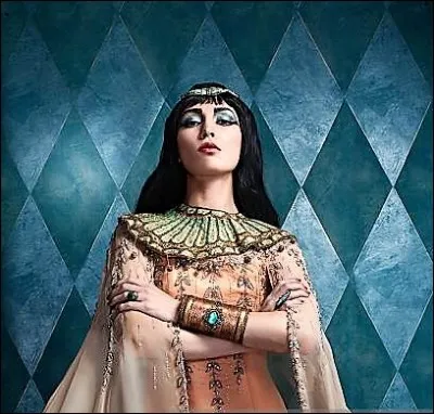 Cette régente du trône d'Égypte, joua un rôle prépondérant dans la guerre contre l'envahisseur Hyksôs, perdant ainsi son époux Séqénenré, pour qu'enfin son Ahmosis fils libéra le pays et fonda la XVIIIe dynastie. Qui est-elle ?