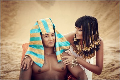 Épouse principale du grand Ramsès II jouant un rôle de premier plan aux côtés de son époux. Qui est-elle ?