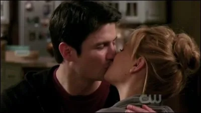 Qu'offre Nathan à Haley lors de la St Valentin dans la saison 8 ?