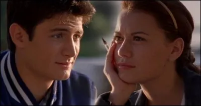 De quelles couleurs est le bracelet qu'offre Nathan à Haley lors de leur premier cours de tutorat ? (Citez dans l'ordre)