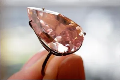 Quelle est la couleur du diamant "Le Condé" ?