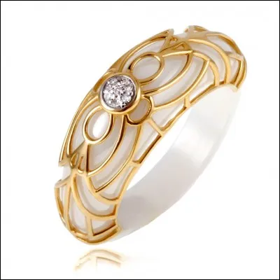 Ta grand-mère t'offre les bijoux de son mari mais ils sont décolorés.