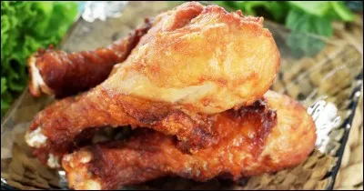 Coluche a joué dans le fameux film "L'aile ou la cuisse" qui pourrait donc de traduire par "The wing or...