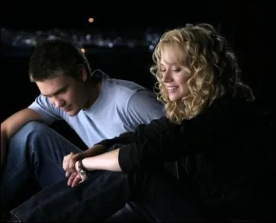 Quel secret Peyton partage-t-elle avec Lucas au début de la saison 3 ?