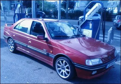 En combien d'exemplaires fut produite la 405 Le Mans ?