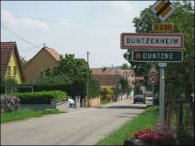 Nous sommes à l'entrée de Duntzenheim. Village Bas-Rhinois, il se situe en région ...