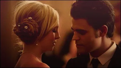 Comment appelle-t-on le couple Caroline/Stefan ?