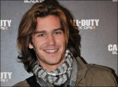 À quel registre appartient la voix d'Amaury Vassili ?