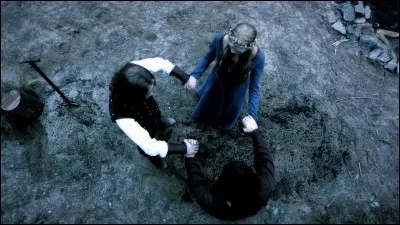 Quelle est la phrase prononcée par Rebekah à Elijah et Klaus lors de la mort de leur mère ?