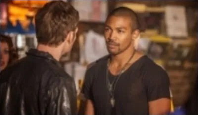 Klaus a engendré un jeune homme qui était fou de Rebekah, ce dernier est devenu le roi de cette ville comment s'appelle-t-il ?