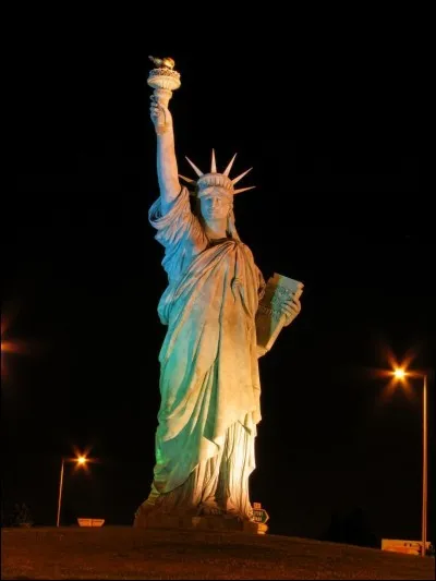 Regarde bien ! Quel est le nom de cette ville ?