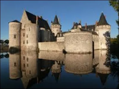 Comment est appelée la tour la plus haute d'une forteresse ?