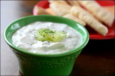 À part l'oignon et l'ail, quel légume compose le « Tzatziki », une entrée à base de yaourt ?