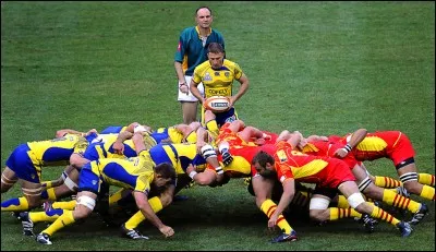 Dans une mêlée au rugby, quel joueur est chargé d'introduire le ballon ?
