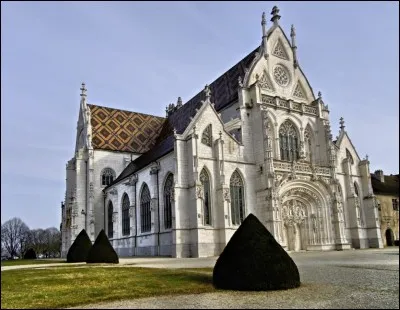 Quel est le nom de ce monastère situé à Bourg-en-Bresse que l'on doit à Marguerite d'Autriche,duchesse de Savoie,construit entre 1513 et 1532 ?