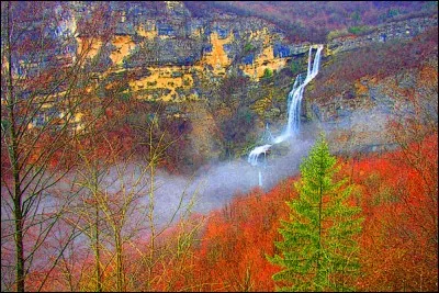 Quelle est cette superbe chute d'eau de 115 mètres de haut qu'il vous faut absolument découvrir sur la commune de Hauteville-Lompnes dans le Bugey ?