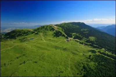 Le département de l'Ain possède le point culminant du Jura français,quel est son nom ?