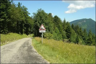 Quel est ce col à 1498 mètres d'altitude qui fut franchi pour la première fois en 2012 par le Tour de France ?