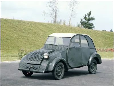 En 1952, quel service français, le premier, adopta la 2CV Citroën fourgonnette ?