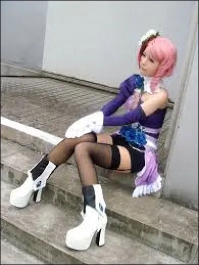 Qui est le personnage que cette cosplayeuse incarne ?