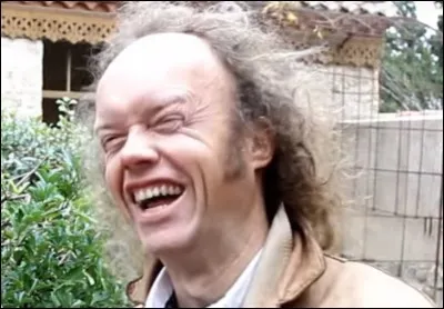 Qui est la nièce de la mère au second degré par alliance du père (adoptif) de Nuage de Poussière ?