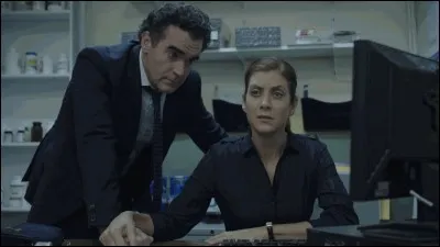 Et enfin, comment Tony raconte-t-il les 13 raisons de la mort d'Hannah aux parents de celle-ci ?