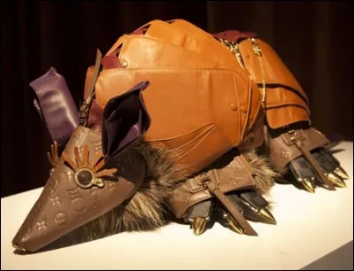 J'ai trouvé un élégant tatou ; celui-là a oublié son milieu naturel et il s'expose lors de sorties huppées. Il a été relooké aux couleurs d'une maison de luxe pour fêter le centenaire du monogramme L V.