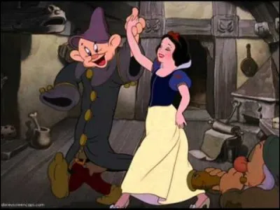 Dans "Blanche-Neige et les 7 nains", quel nain joue d'un accordéon lors de la musique ''La Tyrolienne'' ?