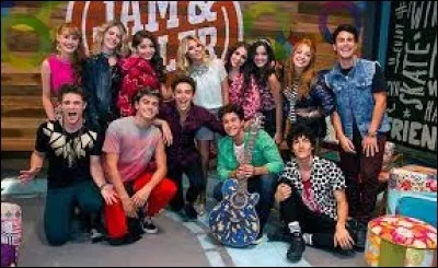 Qui préfères-tu dans la réponse 1 ?
Si tu as choisi la réponse 1, coche le nom de la personne que tu préfères.
Si tu ne l'a pas choisie, coche la case "Je n'ai pas choisi ça".