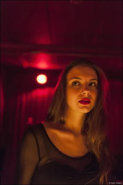 Après cette journée en fête, il est temps de se coucher avant un examen le lendemain. Or, un de tes amis propose de se prendre un ou deux verres au bar. Que fais-tu ?