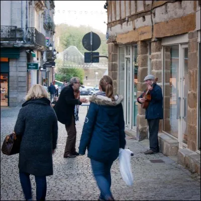 Ton examen s'est bien passé, à présent tu rentres chez toi. Or, sur le chemin du retour, un passant marche derrière toi :