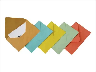 Tu arrives chez toi, et tu vois que dans ton courrier, l'une de tes enveloppes est entrouverte :