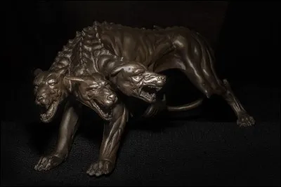 De quel dieu grec Cerbère est-il l'un des attributs ?