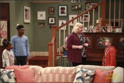 Comment la voisine de K.C. s'appelle-t-elle ? (Au centre, avec le gilet bordeaux)