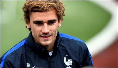 En 2009, dans quel championnat a-t-il joué son premier match professionnel ?