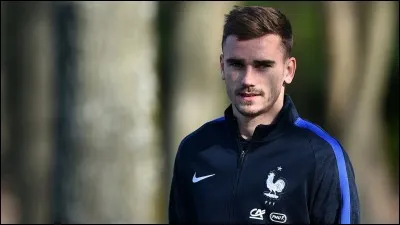 Contre quelle équipe a-t-il joué son premier match international ?